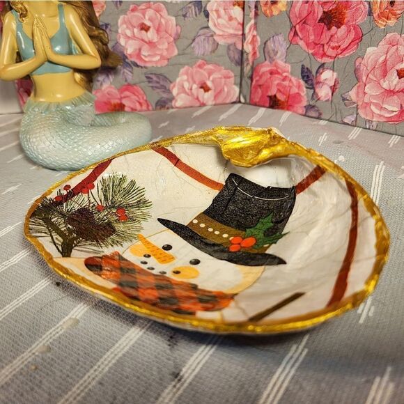 DECOUPAGE CLAM SHELL DECOUPAGE SNOWMAN ⛄️ ON A CLAM SHELL TRINKET DISH - Picture 9 of 12